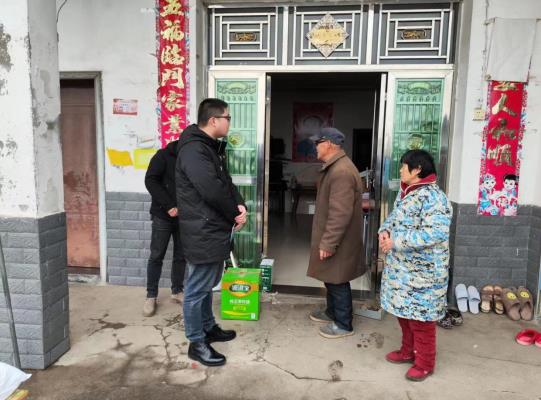 益阳市生态环境局大通湖分局班子成员带领乡村振兴帮扶人员开展“迎新春送温暖”慰问活动