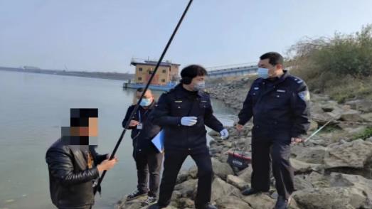 仙桃市生态环境保护综合执法支队对多起在汉江饮用水水源地一级保护区垂钓案件进行查处