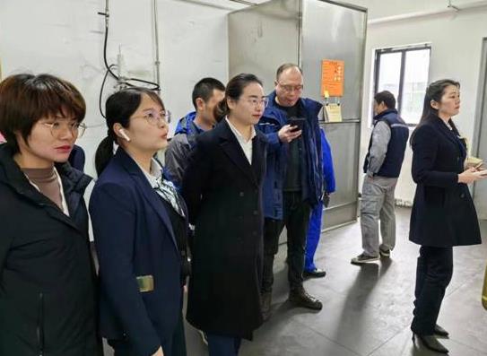 高新区分局组织开展非工业企业危废间标准化设置现场培训