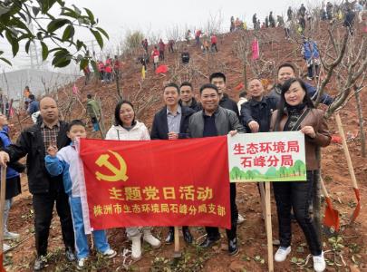 春学雷锋 植树添绿 共建绿色家园 -- 石峰分局开展义务植树活动