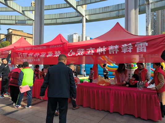 益阳市生态环境局赫山分局干部职工组成的益阳市赫山区新时代文明实践中心卫生环保志愿队开展的“学雷锋-争做环保小卫士”志愿活动受到特别关注
