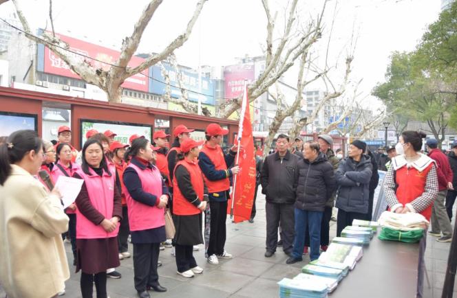 这些法，你需要知道！争做文明先行者，共创九江文明城——九江市生态环境局联合市妇联、巾帼志愿者协会结合创文开展普法宣传